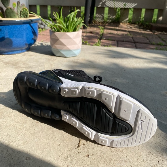 NIKE Air Max 270 - Picture 6 of 10